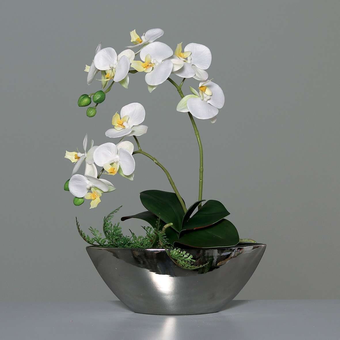 Künstliche Orchidee in silberner Schale