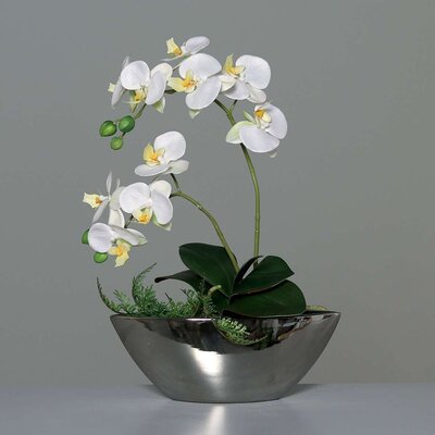 Künstliche Orchidee in silberner Schale